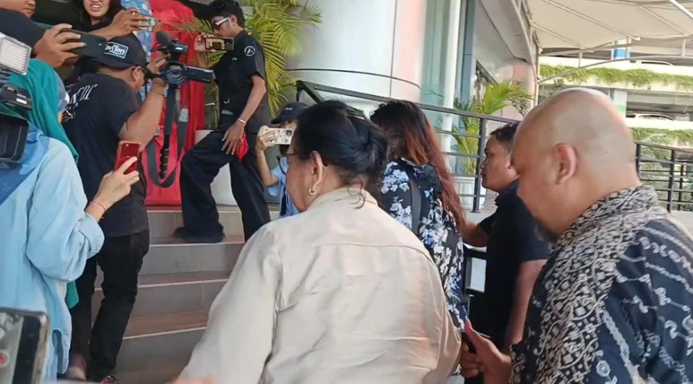 Ibunda Irmelin Dan Kakaknya Debby Datang Ke Kantor Polisi, Jumat (31/10/2025) [Ftnews/Selvianus Kopong Basar]